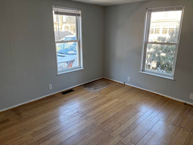 Building Photo - 42 Spruce St