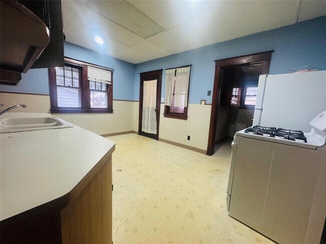 Building Photo - 20 Elm St