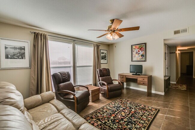 Building Photo - 460 N 64th Pl