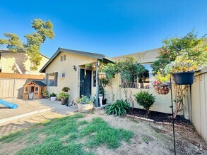 Building Photo - Great Condo in Santee! Private yard and de...