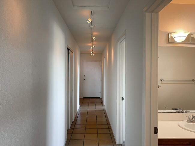 Building Photo - 2 Bedroom 2 Bath Condo in Pacific Grove NO...