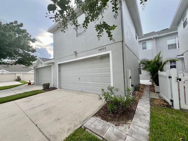 Building Photo - MOVE IN MAY-Water & electricity included 1x1 above garage apartment!! Full kitchen & bathroom!! W...