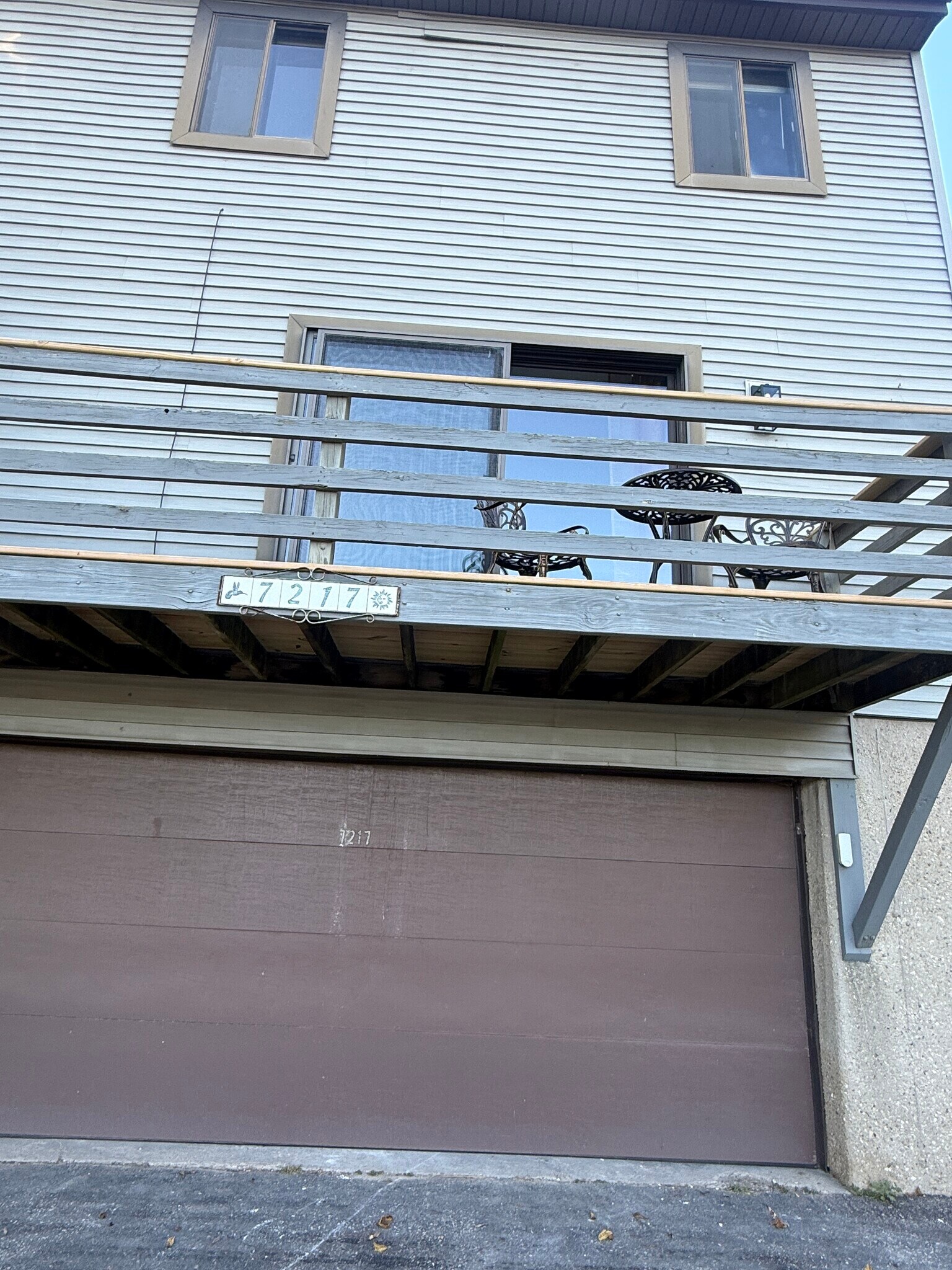 2 car garage - 7217 Park Shores Ct