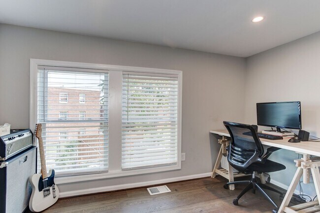 Building Photo - Trinidad Rowhome | 2 Bed | 1 Bath | 800 Sf | Large Fenced-In Front Porch & Fenced-in Backyard | 2...