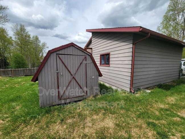 Building Photo - 17024 Meadow Creek Dr