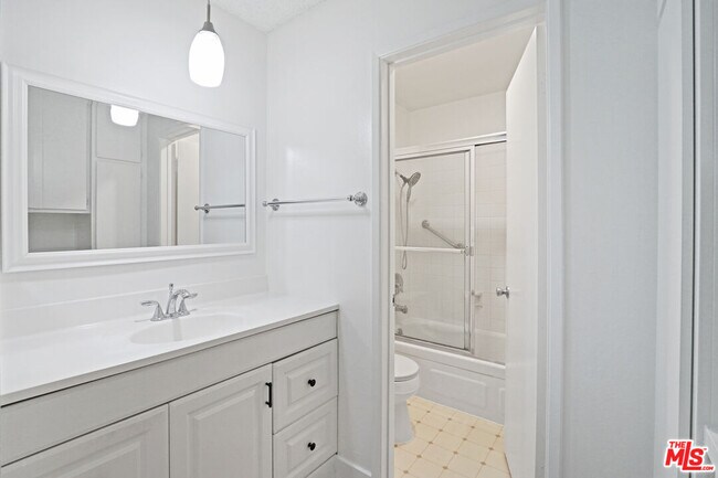 Building Photo - 976 Larrabee St