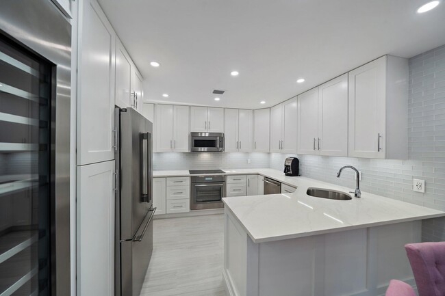 Building Photo - 3902 Fairway Dr N