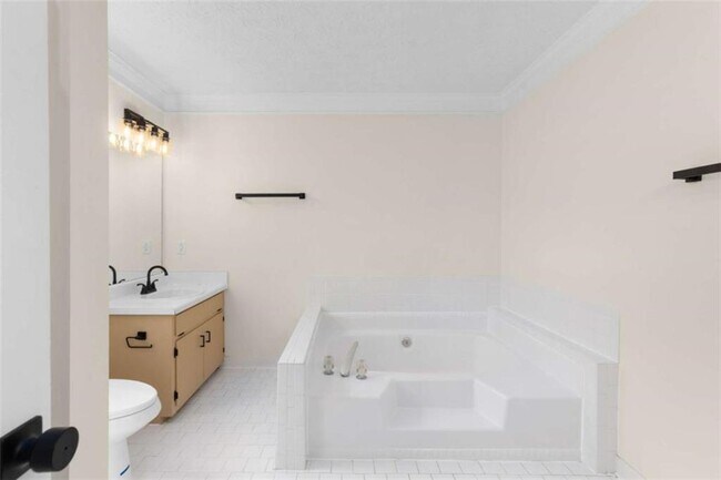 Building Photo - 2250 Ridge Forest Dr