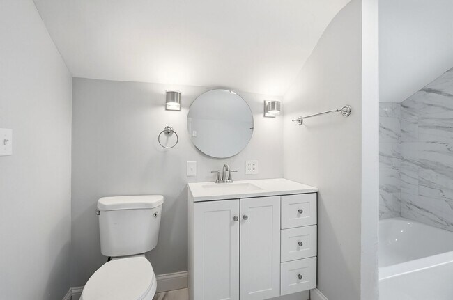 Building Photo - Three Bedroom Home in Hamilton!