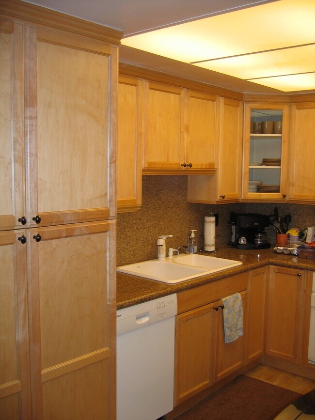 Kitchen - 415 Montana Ave