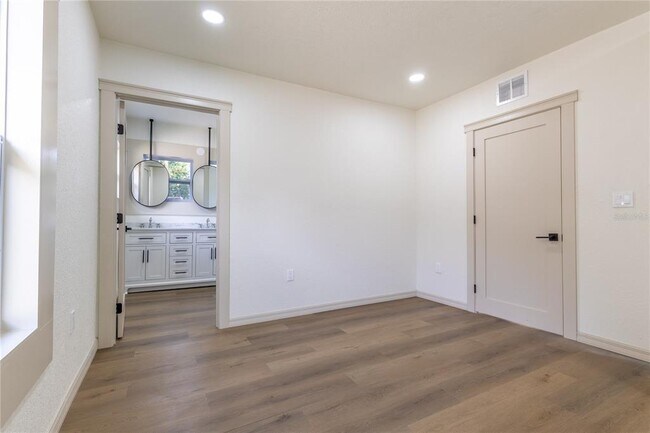 Building Photo - 14022 4th St