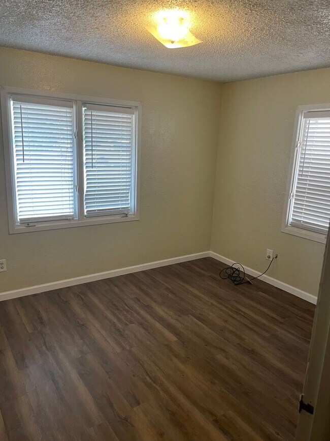 Building Photo - BACK ON THE MARKET!!!  Large Ranch Style R...