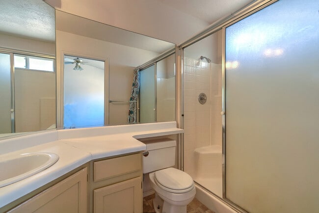 Building Photo - 3 Bedroom 2 bathroom home located near the...