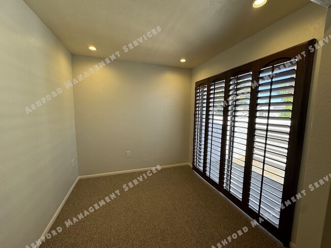 Building Photo - BEAUTIFUL 3 BEDROOM 2.5 BATHROOM HOME IN S...