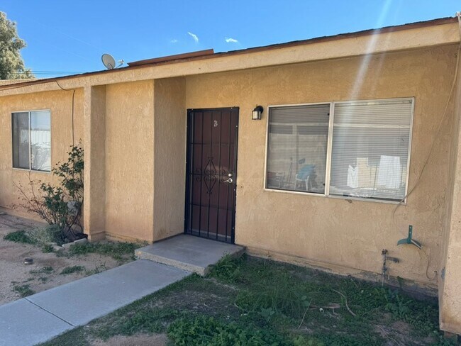 Building Photo - Spacious 2 Bed 1 Bath Home With Indoor Lau...