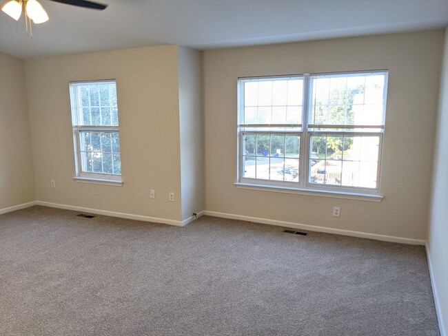 Building Photo - Recently renovated townhome in Ballenger C...