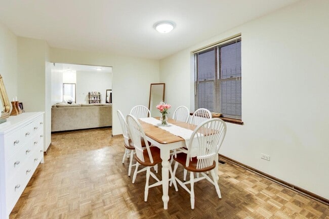 Building Photo - 922 W Fullerton Ave