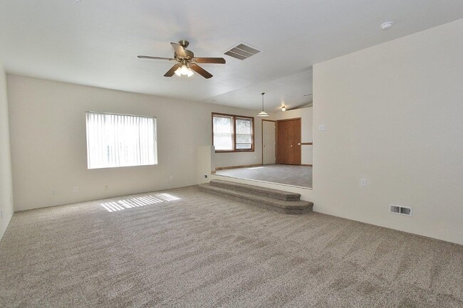 Building Photo - 1020 S Hayes Ave