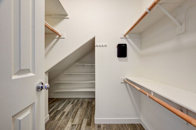 Building Photo - Exquisite Townhome - Life of luxury