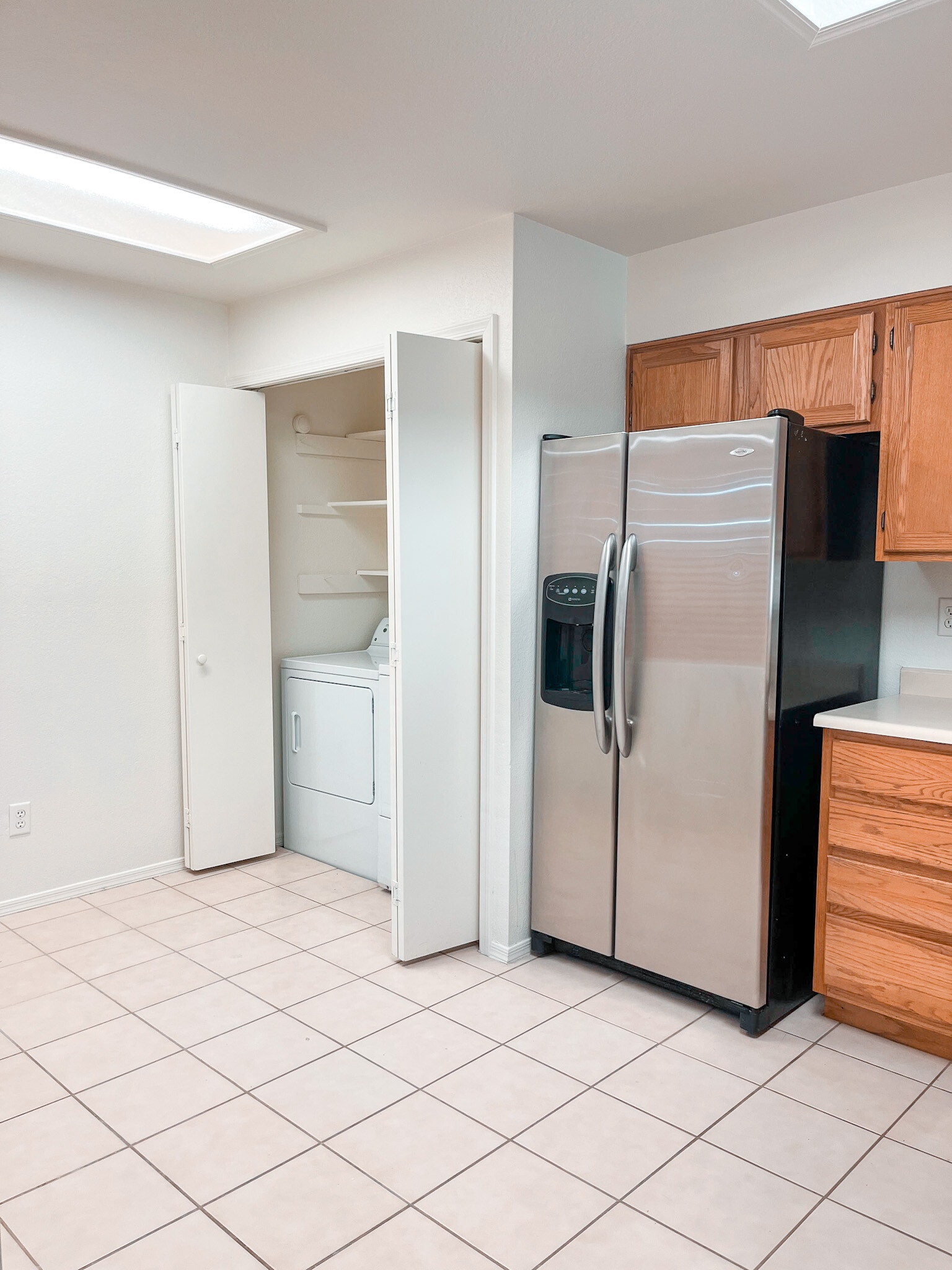 Kitchen with washer/dryer area - 1915 N Scovel St