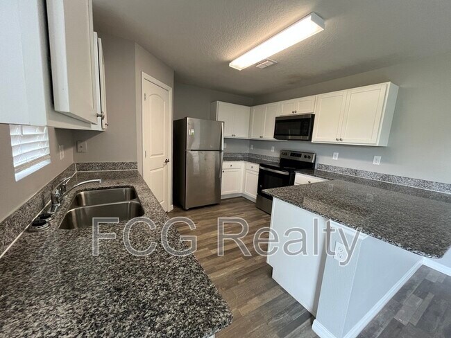 Building Photo - 711 Gila Dr