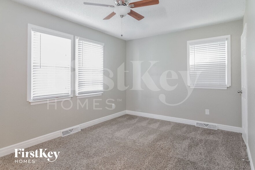 Building Photo - 717 NE Westwind Dr