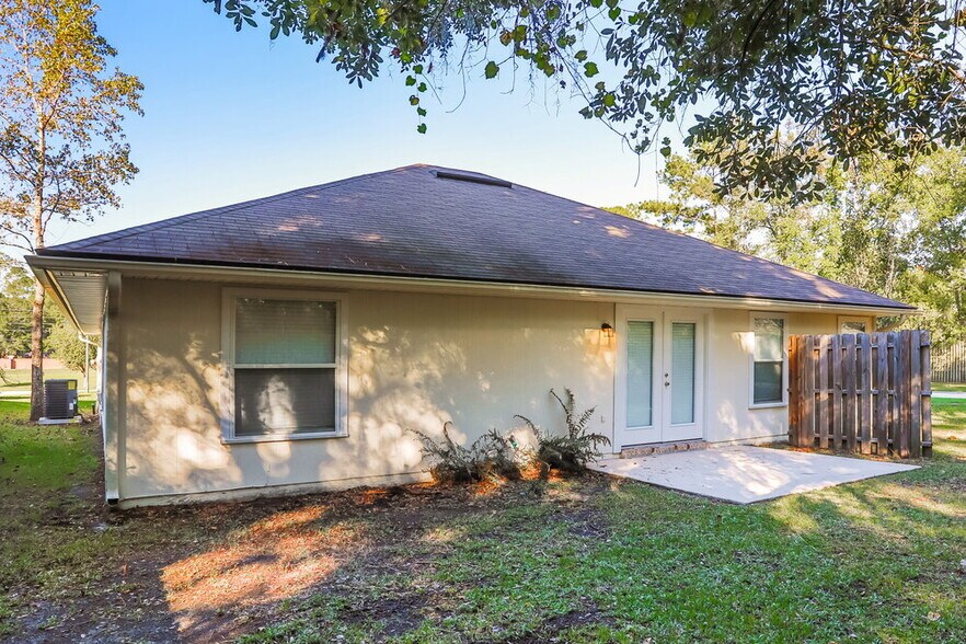 Building Photo - 1563 Bay Harbor Dr