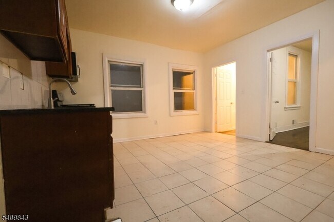 Building Photo - 405 S 12th St