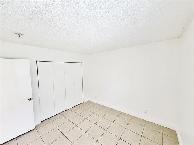 Building Photo - 1136 NW 5th Ct