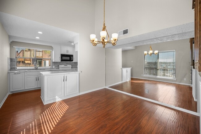 Building Photo - 705 Davis Rd