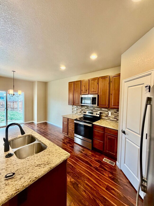 Building Photo - Renovated Milliken Home!