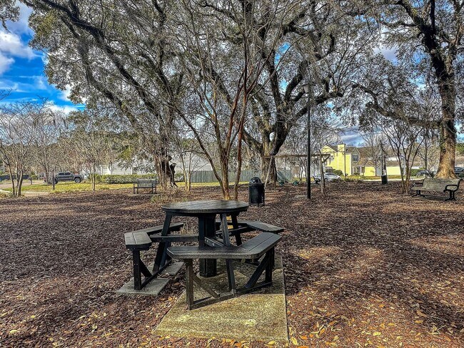 Building Photo - Easy, Modern Comfort in a Prime Charleston Location!