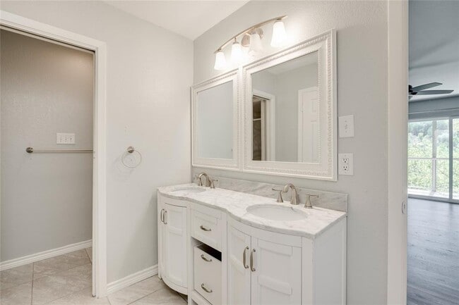 Building Photo - 801 Grassy Knoll