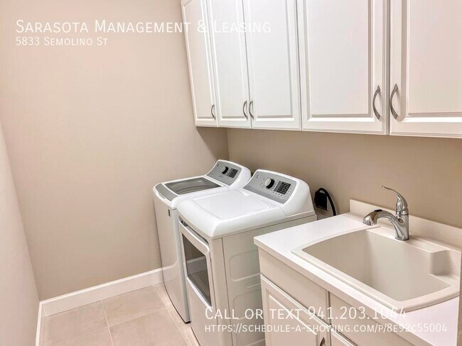Building Photo - 2 Bed 2 Bath with Den Lake View Pool Home ...