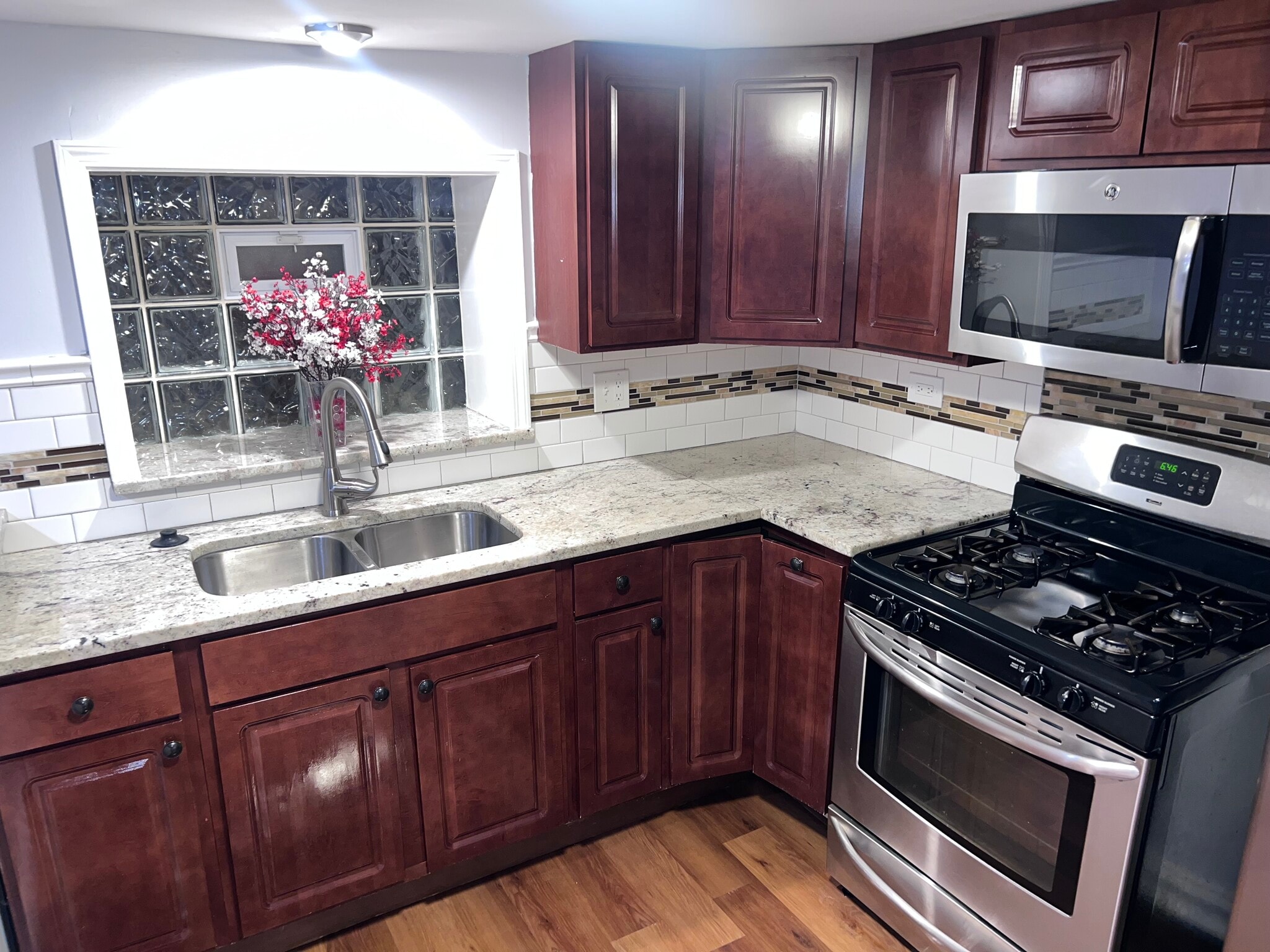 Sink - 5741 N Artesian Ave