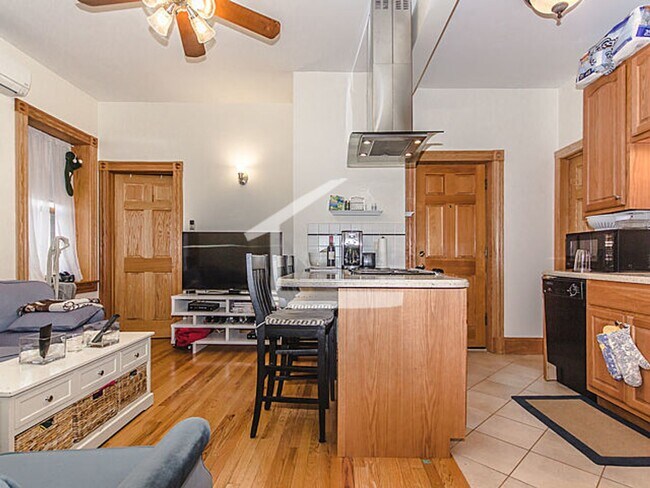 Building Photo - Really Nice 2 bed in Beacon Hill