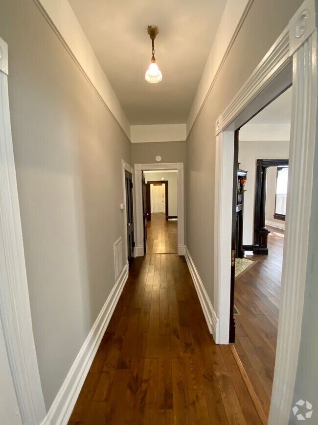 Building Photo - 2/1 Available now in the Downtown area!
