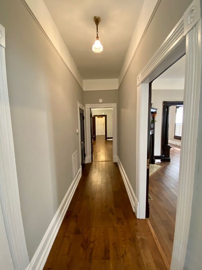 Building Photo - 2/1 Available now in the Downtown area!