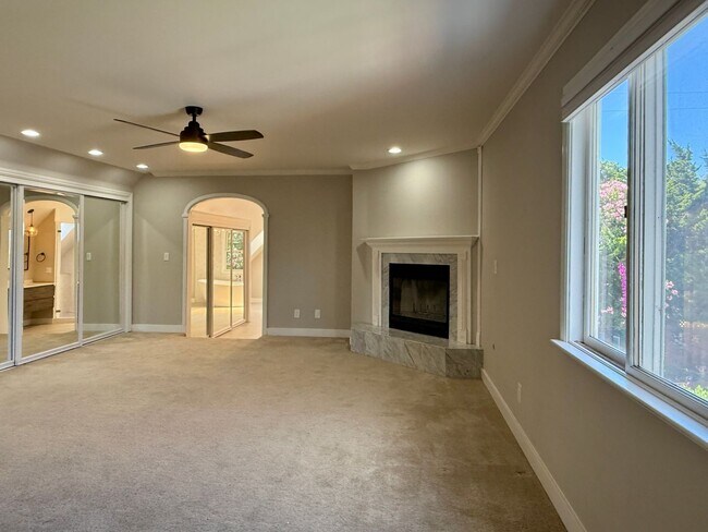 Building Photo - Stunning 4 Bedroom 3 Bath Home in Campbell