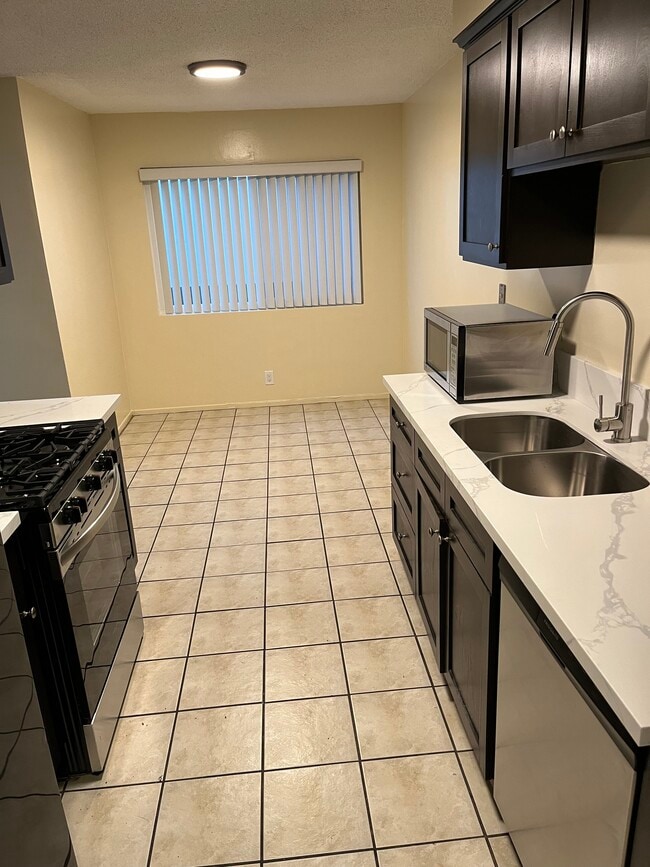 Hazel Apt #9-Kitchen/Breakfast Area - 555 Hazel Apartments