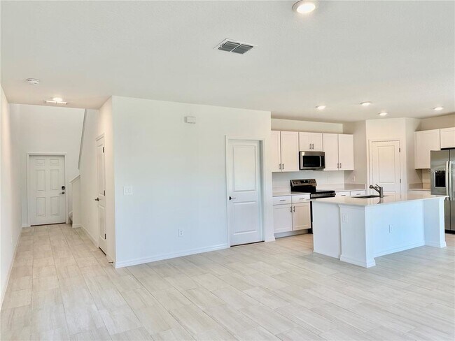 Building Photo - 17761 Pleasantview Blvd