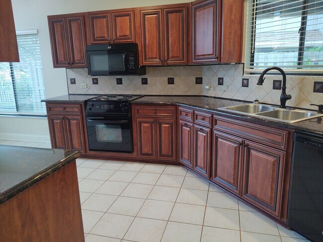 Building Photo - Gorgeous 3 bedroom 2 bath townhome with FL...
