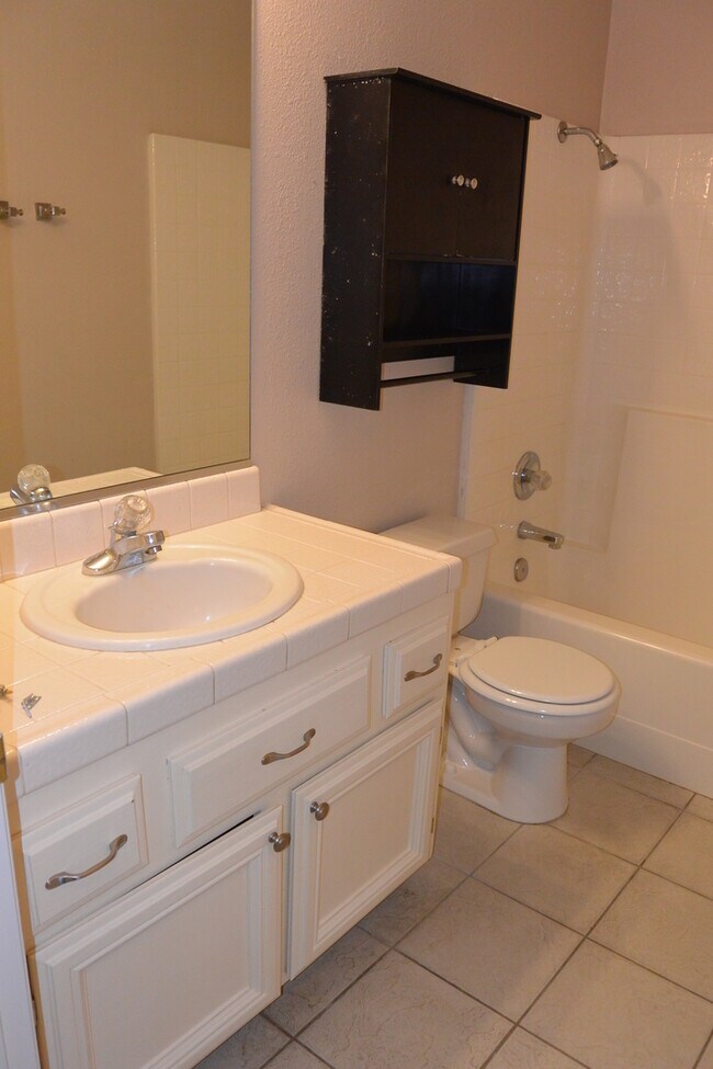 Building Photo - Desirable SW area