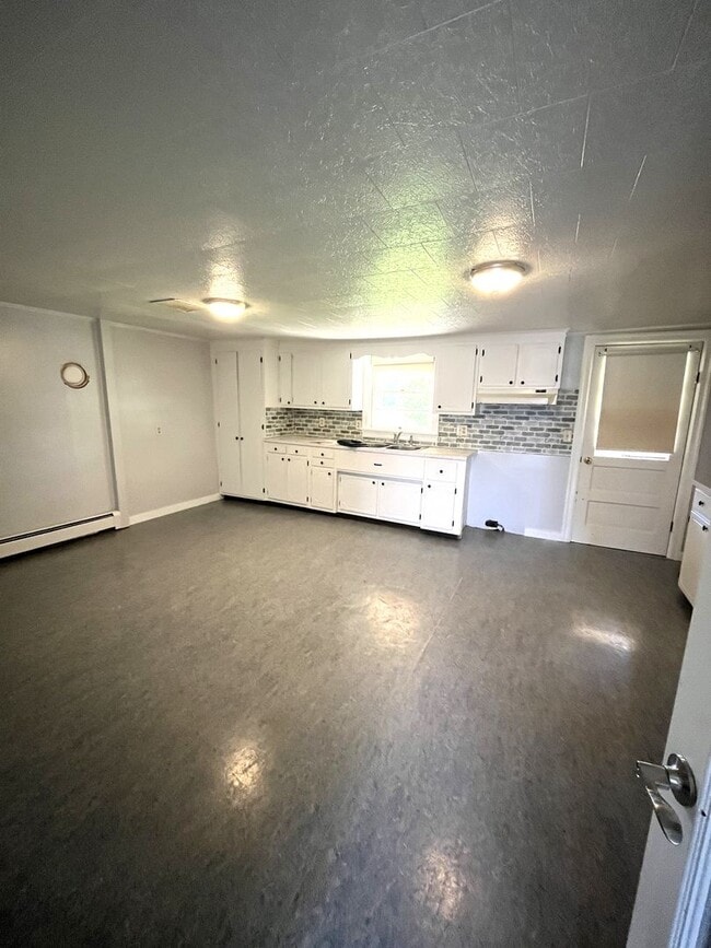 Building Photo - Spacious 3-Bedroom Farmhouse for Rent – Peaceful Country Living