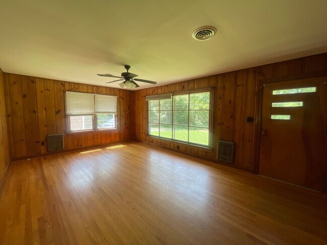 Building Photo - 2 Bedroom / 1 Bath Brick Home Jonesborough...