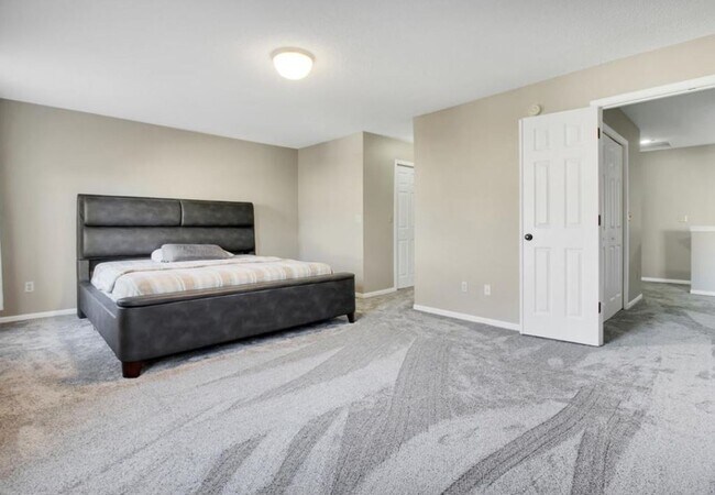 Building Photo - 2 Bedroom 2 Bath Beautiful Modern Living in Maple Grove for $2,150/month! 2 Stall Garage Included!