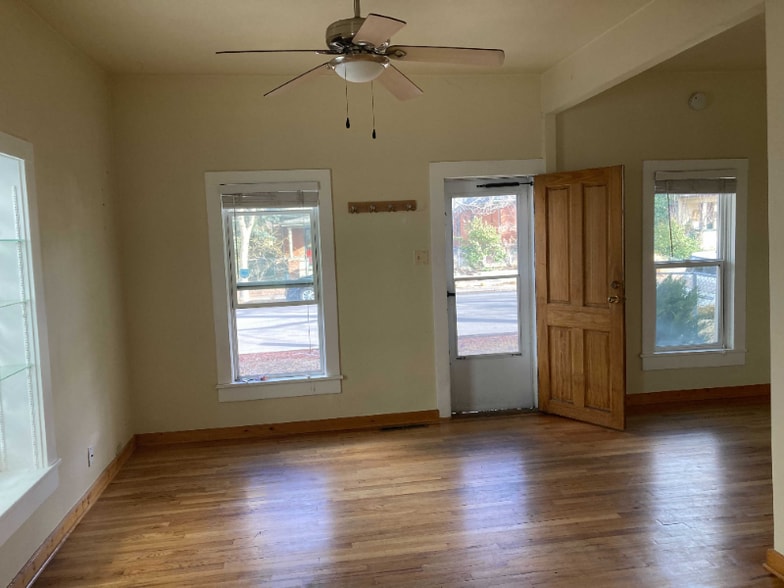 Building Photo - 831 Elati St