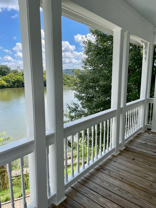 Building Photo - Lakeside Lviing in Loudon