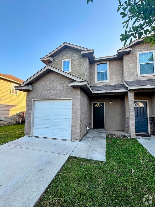 Building Photo - Great Townhome, Move-in Ready! Great Locat...