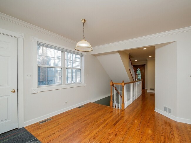 Building Photo - 325 Loomis St